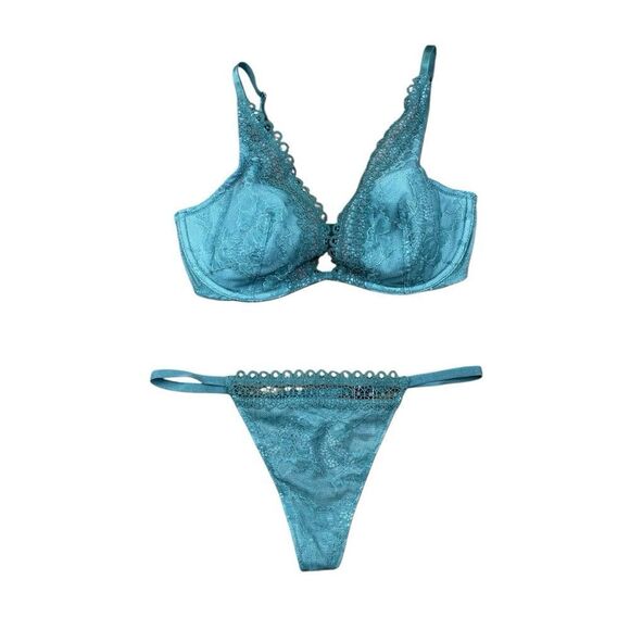 Victoria’s Secret very sexy unlined lace plunge bra and v-string set